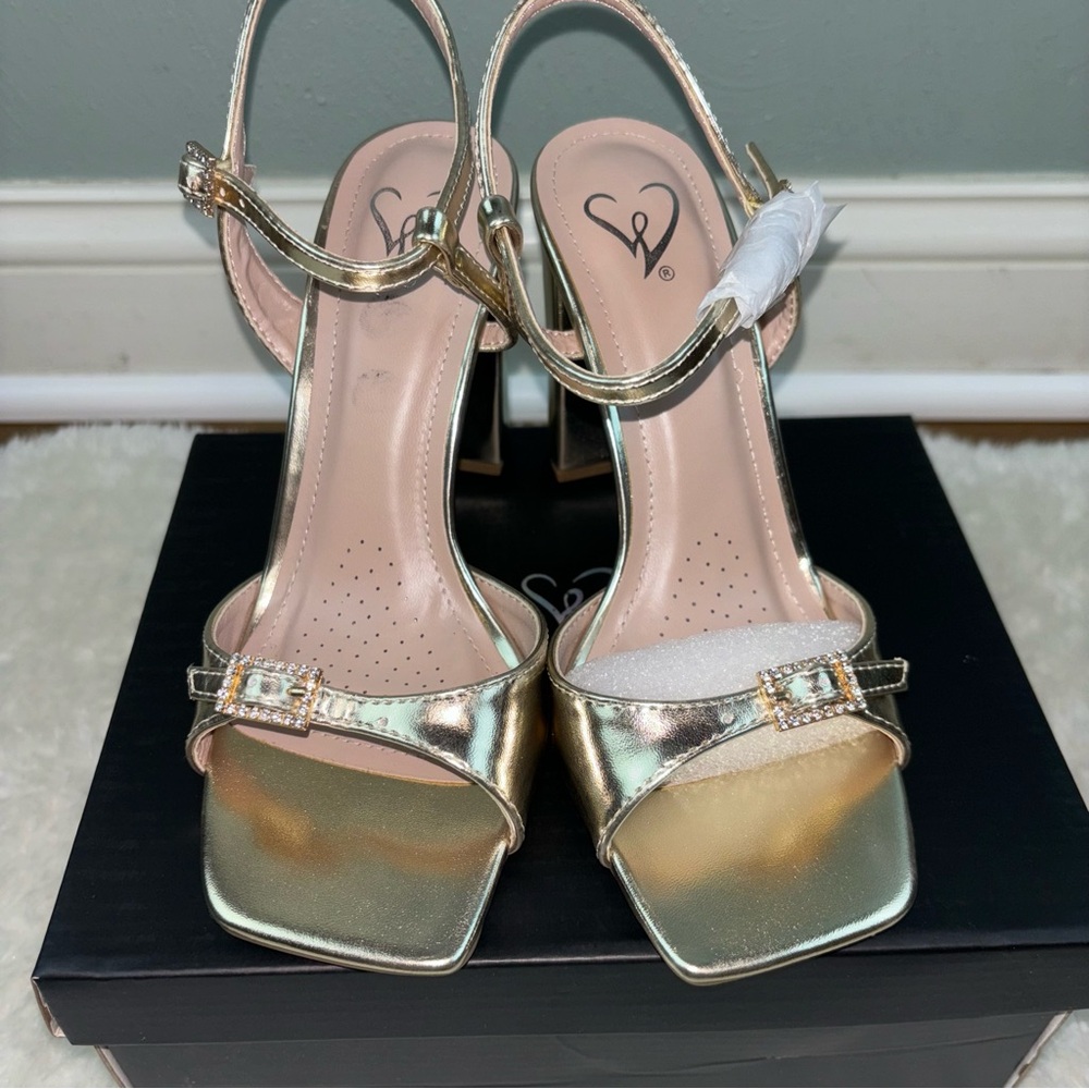 NIB Windsor Celeste Metallic Gold Double Buckle Rhinestone Open Toe Heels Size 6